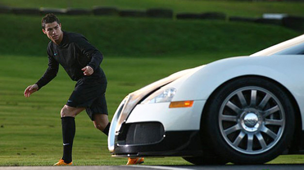 Кристиано Роналдо се надбягва с "Bugatti Veyron" Кристиано Роналдо се надбягва с "Bugatti Veyron"