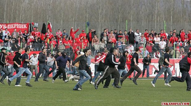 Фенове на ЦСКА нахлуват в Мездра Фенове на ЦСКА нахлуват в Мездра
