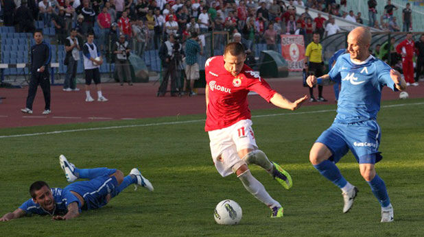 Кристовао Рамос донесе победата на Левски с 1:0 срещу ЦСКА в дербито, играно на 29 април 2012. На снимката са още Иван Бандаловски и Нуно Пинто Кристовао Рамос донесе победата на Левски с 1:0 срещу ЦСКА в дербито, играно на 29 април 2012. На снимката са още Иван Бандаловски и Нуно Пинто