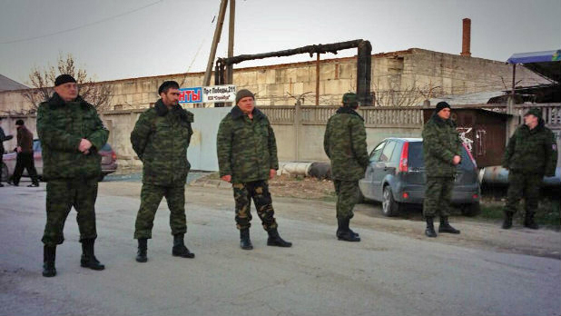 Жива верига е отцепила района около базата Жива верига е отцепила района около базата