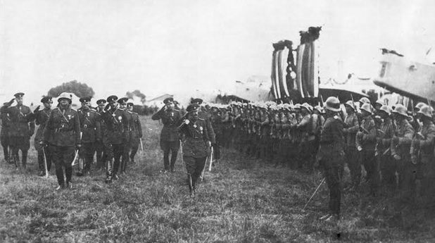 Цар Борис III прави преглед на Въздушните войски в Божурище през 1937 г. Цар Борис III прави преглед на Въздушните войски в Божурище през 1937 г.