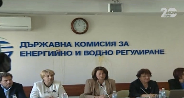 Февруарски протестиращи замериха с яйца ДКЕВР Февруарски протестиращи замериха с яйца ДКЕВР