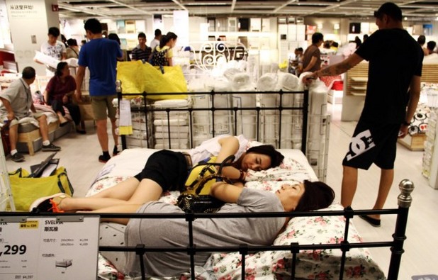 Хора спят в Ikea Хора спят в Ikea