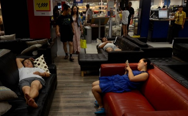 Хора спят в Ikea Хора спят в Ikea