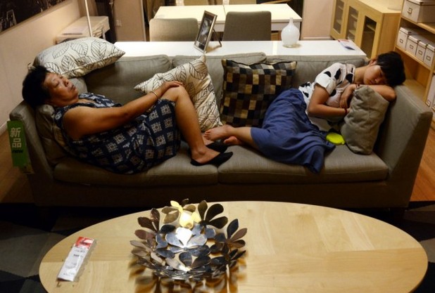 Хора спят в Ikea Хора спят в Ikea