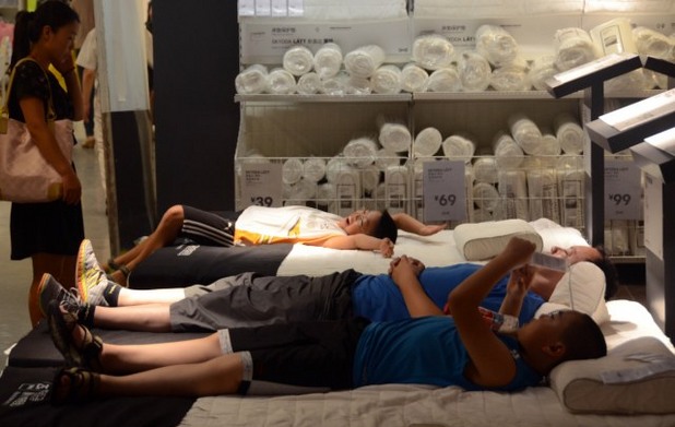 Хора спят в Ikea Хора спят в Ikea
