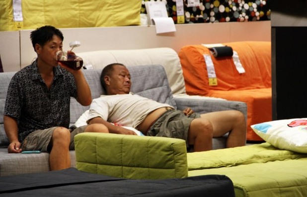 Хора спят в Ikea Хора спят в Ikea