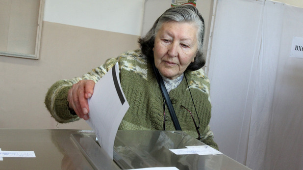 Жена гласува на парламентарните избори Жена гласува на парламентарните избори
