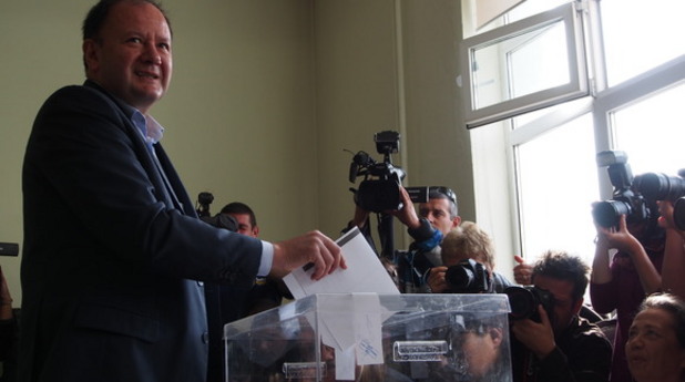председателят на бсп михаил миков гласува на парламентарните избори на 5 октомври 2014 председателят на бсп михаил миков гласува на парламентарните избори на 5 октомври 2014