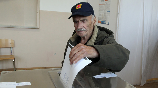 Човек упражнява правото си на глас на парламентарните избори Човек упражнява правото си на глас на парламентарните избори