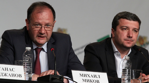 Михаил Миков в изборната нощ Михаил Миков в изборната нощ