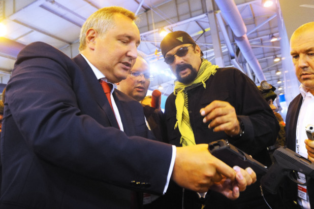 руският вицепремиер дмитрий рогозин на оръжейното изложение "оборонекспо - 2014" руският вицепремиер дмитрий рогозин на оръжейното изложение "оборонекспо - 2014"