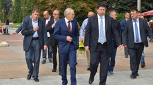 председателят на дпс лютви местан заедно с бившия финансов министър петър чобанов по време на предизборната кампания на дпс в монтана