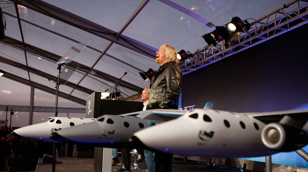 Ричърд Брансън и Virgin SpaceShipTwo Ричърд Брансън и Virgin SpaceShipTwo