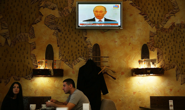 Владимир Путин по телевизията в ресторант в Източна Украйна Владимир Путин по телевизията в ресторант в Източна Украйна