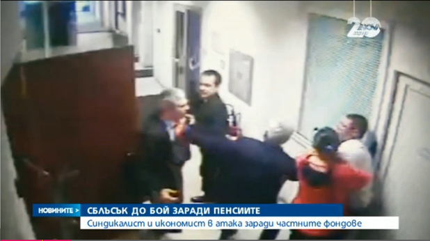 Владимир Каролев и Пламен Димитров се бият в коридорите на Нова телевизия Владимир Каролев и Пламен Димитров се бият в коридорите на Нова телевизия