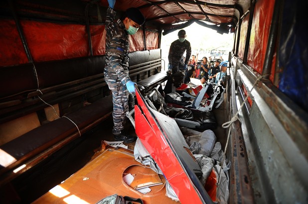 останки от катастрофиралия самолет на airasia qz8501 останки от катастрофиралия самолет на airasia qz8501