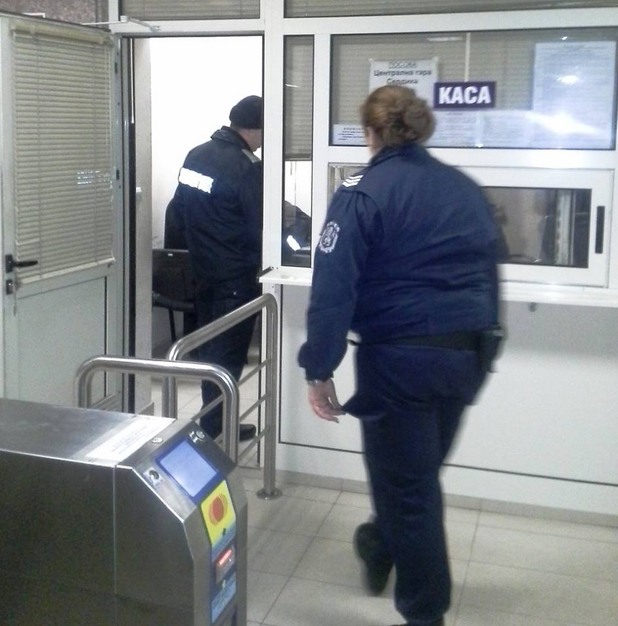 Момиче обвинява полицай, че е пребил в стаика на метрото в София Момиче обвинява полицай, че е пребил в стаика на метрото в София