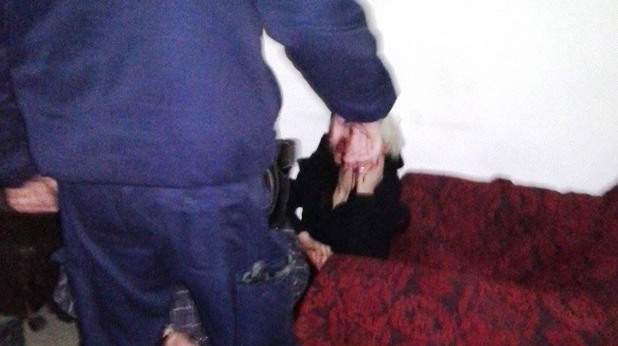 Момиче обвинява полицай, че е пребил в стаика на метрото в София Момиче обвинява полицай, че е пребил в стаика на метрото в София