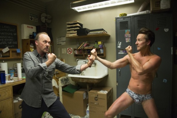 майкъл кийтън и едуард нортън в сцена от birdman майкъл кийтън и едуард нортън в сцена от birdman