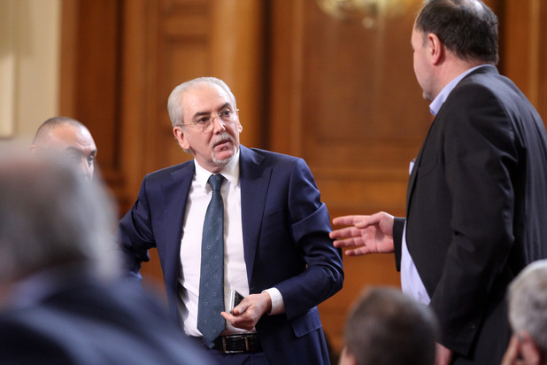 лютви местан и михаил миков в пленарна зала лютви местан и михаил миков в пленарна зала