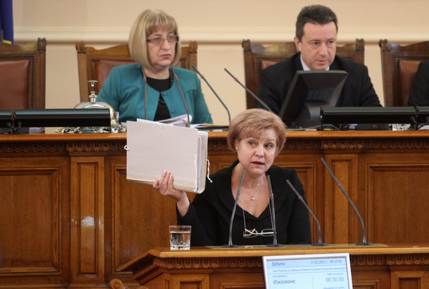 менда стоянова, председател на комисията по бюджет и финанси в 43 народно събрание