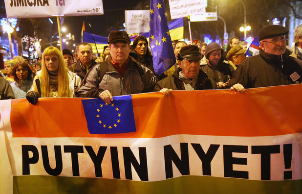 Протест в Будапеща срещу визитата на руския президент Владимир Путин Протест в Будапеща срещу визитата на руския президент Владимир Путин