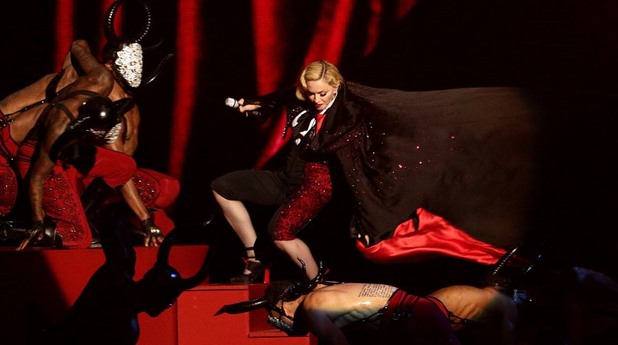 Мадона падна, докато е на сцената на Brits awards Мадона падна, докато е на сцената на Brits awards