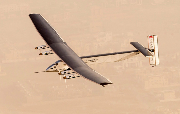 Solar Impulse 2 разполага с над 17 000 соларни панели с дебелина от 135 микрона, които захранват четири електрически мотора с възобновяема енергия Solar Impulse 2 разполага с над 17 000 соларни панели с дебелина от 135 микрона, които захранват четири електрически мотора с възобновяема енергия