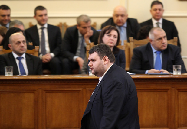 делян пеевски в пленарна зала по време на дебатите по избора на нов министър на вътрешните работи делян пеевски в пленарна зала по време на дебатите по избора на нов министър на вътрешните работи