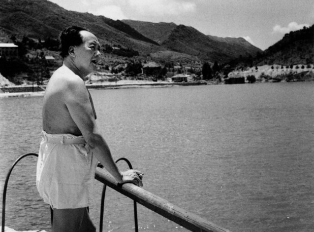 73-годишният лидер на китайската комунистическа партия мао дзедун на плаж край река яндзъ 73-годишният лидер на китайската комунистическа партия мао дзедун на плаж край река яндзъ