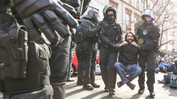 Ожесточени протести във Франкфурт срещу икономиите на ЕЦБ Ожесточени протести във Франкфурт срещу икономиите на ЕЦБ
