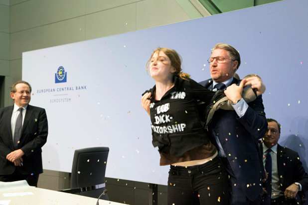 21-годишна активистка на Femen прекъсна пресконференцията на президента на ЕЦБ Марио Драги 21-годишна активистка на Femen прекъсна пресконференцията на президента на ЕЦБ Марио Драги