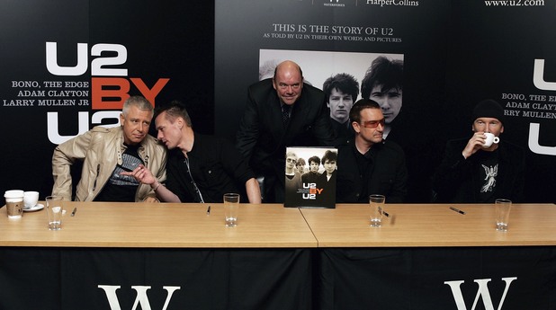 U2 с мениджъра си Пол Макгинес U2 с мениджъра си Пол Макгинес