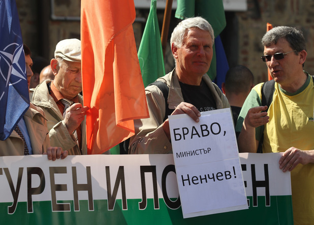 митинг в подкрепа на министъра на отбраната николай ненчев преди заседанието на консултативния съвет за национална сигурност митинг в подкрепа на министъра на отбраната николай ненчев преди заседанието на консултативния съвет за национална сигурност