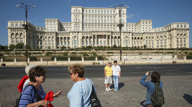 Туристи се снимат пред парламента на Румъния, който се помещава в Двореца на Народа, построен от Чаушеску Туристи се снимат пред парламента на Румъния, който се помещава в Двореца на Народа, построен от Чаушеску