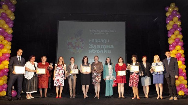 Златина Димитрова с награда "Златна ябълка" на Национална мрежа за децата Златина Димитрова с награда "Златна ябълка" на Национална мрежа за децата