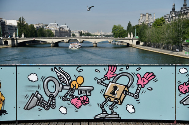 новият вид на pont des arts в париж новият вид на pont des arts в париж