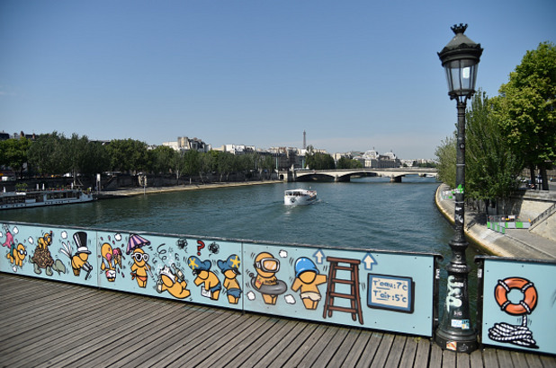 новият вид на pont des arts в париж новият вид на pont des arts в париж