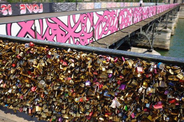 новият вид на pont des arts в париж новият вид на pont des arts в париж