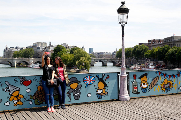 новият вид на pont des arts в париж новият вид на pont des arts в париж