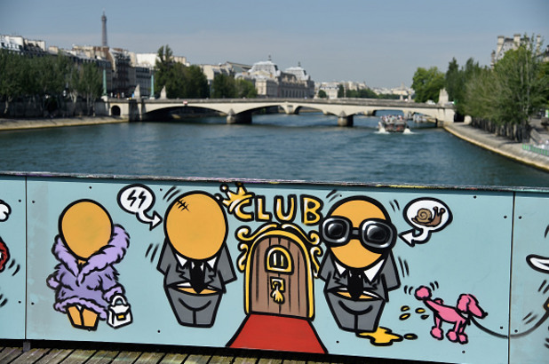 новият вид на pont des arts в париж новият вид на pont des arts в париж