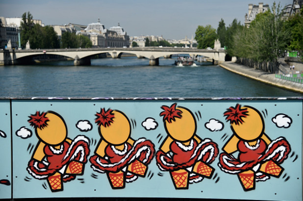 новият вид на pont des arts в париж новият вид на pont des arts в париж