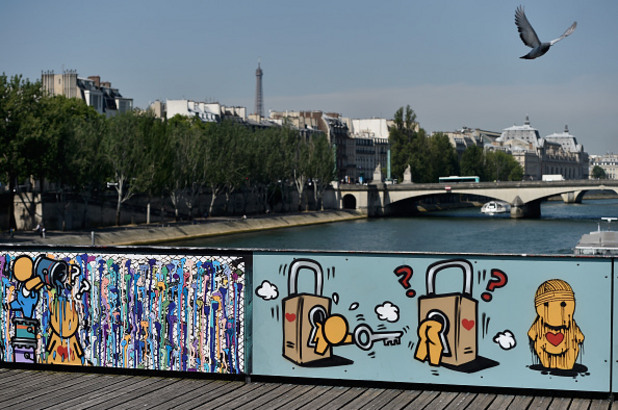 новият вид на pont des arts в париж новият вид на pont des arts в париж