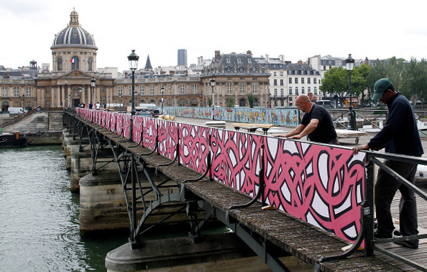 новият вид на pont des arts в париж новият вид на pont des arts в париж