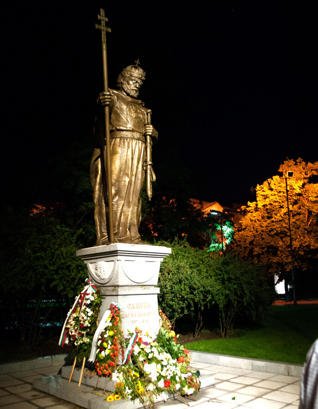 Паметникът на Цар Самуил пред Света София през нощта Паметникът на Цар Самуил пред Света София през нощта