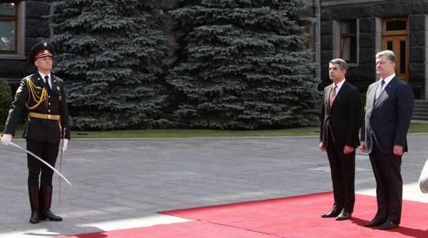 Президентът Росен Плевнелиев и президентът на Украйна Петро Порошенко. Официално посещение на българския държавен глава в Украйна Президентът Росен Плевнелиев и президентът на Украйна Петро Порошенко. Официално посещение на българския държавен глава в Украйна