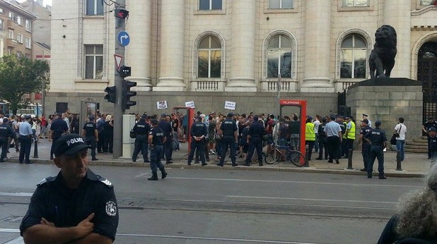 Контрапротест пред съдебната палата Контрапротест пред съдебната палата