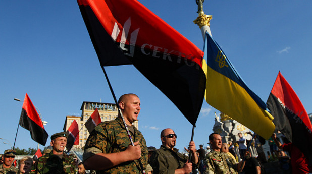 Активистви на крайно дясната партия Десен сектор и на Украинските доброволчески отряди заедно на Майдана след конгрес на партията на 21 юли Активистви на крайно дясната партия Десен сектор и на Украинските доброволчески отряди заедно на Майдана след конгрес на партията на 21 юли