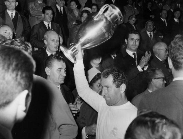 Пако Генто с купата през 1966 г. след 2:1 над Партизан Пако Генто с купата през 1966 г. след 2:1 над Партизан
